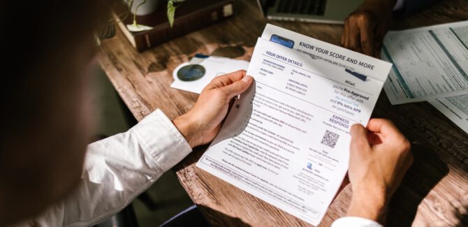 Mężczyzna trzymający w ręku dokument z Hoist Finance